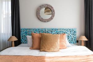 波兹南索雷城精品酒店的卧室配有一张壁挂镜子的床