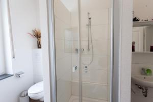 波恩奥伯克森勒霍夫波恩酒店的浴室里设有玻璃门淋浴