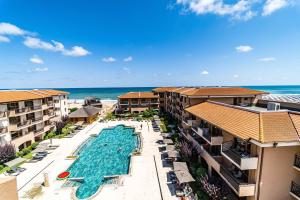 奥布佐尔HVD Club Hotel Miramar - 24 Hours Ultra All Inclusive的享有度假胜地的空中景致,设有游泳池和海洋