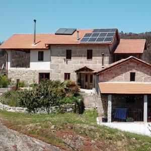 奥利维拉多霍斯比托昆塔科博拉尔度假屋的屋顶上设有太阳能电池板的房子