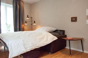 上韦瑟尔Ferienwohnung Marianne的一间卧室配有一张床、一把椅子和一张桌子