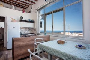 利帕里阿古门托度假屋的一个带桌子并享有海景的厨房