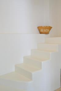 纳克索乔拉Nufaro的墙上有一篮子的白色楼梯