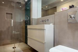 塔里法塔里法公寓的带淋浴、盥洗盆和卫生间的浴室