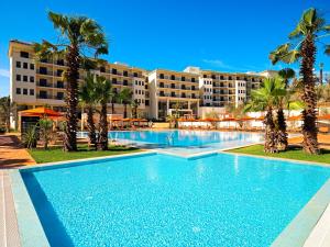 非斯Palais Médina Riad Resort的酒店前方的棕榈树游泳池