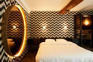 根特Nonam Boutique Hotel Gent的一间卧室配有一张大床和镜子