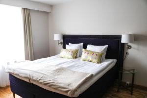 莫拉莫拉Spa及酒店的卧室内的一张带两个枕头的床
