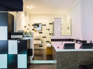 西布尔格多夫希布拉格克容酒店的一间客房内配有粉红色浴缸的浴室