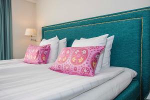 莫拉莫拉Spa及酒店的床上配有粉色和白色枕头的床