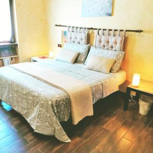 米兰Bed & Breakfast A San Siro 75的一间卧室配有一张大床和枕头