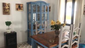 内尔哈梅纳公寓的一间设有桌子和蓝色 ⁇ 子的用餐室