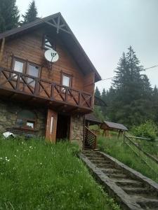 亚布卢尼齐亚Котеджі "У Яни"的小木屋的一侧设有时钟