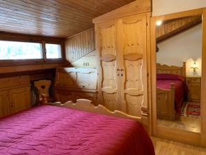 科尔蒂纳丹佩佐Attico Vista Tofane的小木屋内一间卧室,配有一张床
