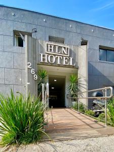 圣保罗HLN Hotel - Expo - Anhembi的一座建筑,上面有标志,上面写着读他的酒店