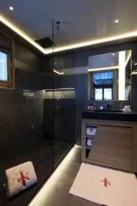 谷雪维尔Hotel Le K2 Altitude的带淋浴的浴室和玻璃门