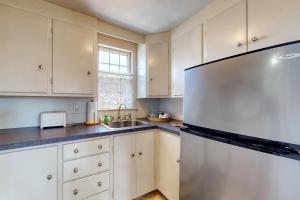 WiscassetMaine Memories的厨房配有白色橱柜和不锈钢冰箱