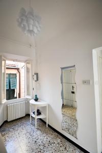 诺利La Zuacca, luminoso appartamento con terrazzo的白色的客房配有镜子和桌子
