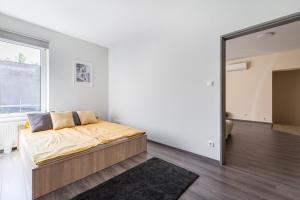 希欧福克City Home Balaton的一间卧室设有一张床和一个大窗户
