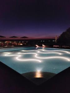 派尔季卡LaLiBay Resort & Spa - Adults Only的游泳池在晚上点亮