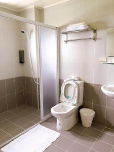 马公好享住民宿的浴室配有带座椅的卫生间。