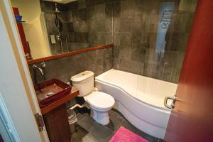 布由德利皇家森林乡村酒店的浴室配有卫生间、浴缸和水槽。