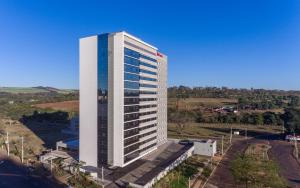 里贝朗普雷托ibis Ribeirao Preto Vila do Golf的高层白色建筑的视野