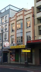 悉尼中央私人酒店的城市街道一侧的建筑