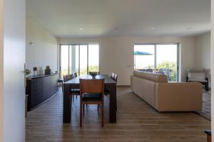 阿马兰特Capa da Encosta的用餐室以及带桌子和沙发的客厅。