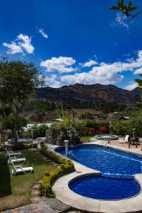 比尔卡班巴Hostería Paraíso的一座位于山丘庭院内的游泳池