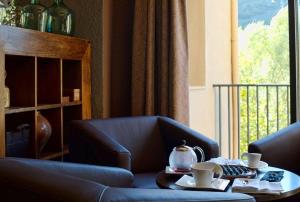 厄尔·彭特·德·苏尔特科托里酒店的客厅里设有桌子和杯子