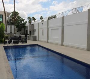 雷诺萨Stay Inn Hotels的一座建筑物中央的游泳池