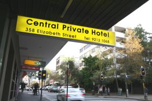 悉尼中央私人酒店的城市街道上酒店标志