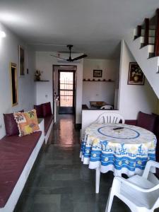卡拉瓜塔图巴Condomínio Vila Gustavo -excelente localização的客厅配有桌子和沙发