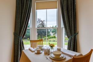 巴拉特St Andrews House的一张带大窗户的餐桌