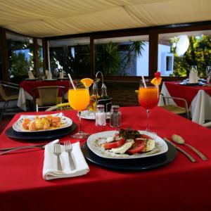 莫雷利亚洛马酒店的红色桌子,上面放有食物和橙汁
