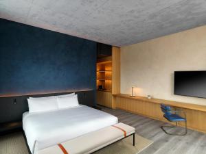 Nobu Hotel Chicago客房内的一张或多张床位