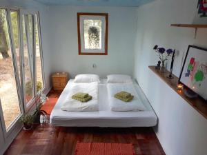 TripolʼyeHotel Black Cube的卧室配有白色的床和两个枕头