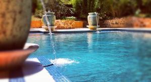 塔南达Jacobs Creek Retreat - Barossa Valley的庭院中一个带喷泉的游泳池