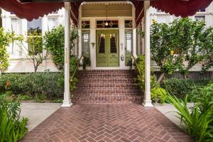 圣路易斯-奥比斯保Garden Street Inn Downtown San Luis Obispo, A Kirkwood Collection Hotel的一座带绿色门和楼梯的房子
