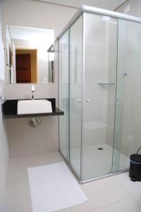累西腓Pousada Elo Inn的一间带玻璃淋浴和水槽的浴室