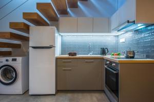 马塔拉royal nest的厨房配有冰箱和洗衣机。