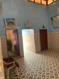 Aït TamellilGuest House Imdoukal的一间设有镜子和门的卧室