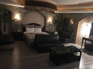 土城区探索(探情)汽车旅馆-土城馆的一间卧室配有一张床、一张沙发和一张桌子