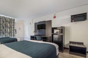 格罗夫斯Motel 6 Groves, Tx的酒店客房带两张床和厨房