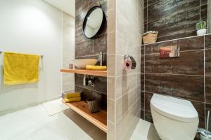 圣丹尼斯Le Terracotta - Appartement privatif的一间带卫生间和镜子的浴室
