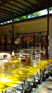 莫阿尔博阿MOHO的一间设有桌子和盆栽的地板客房