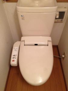 Tokai民泊Ｒｉｋａ的一间带卫生间和遥控器的浴室