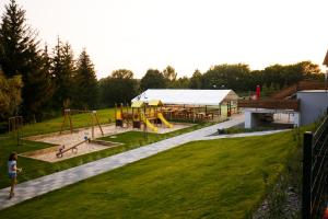 特伦钦chata Trubárka的享有公园空中美景,设有游乐场