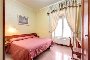 罗马米洛酒店的卧室配有粉红色的床和窗户。
