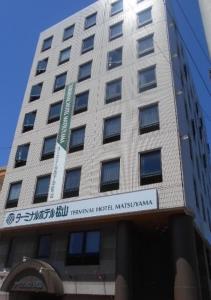 松山松山终端酒店的前面有标志的建筑